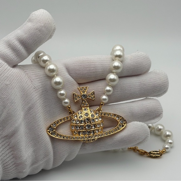 VIVIENNE WESTWOOD PEARL SATURN ORB NECKLACE – GOLD TONE & CRYSTAL - Picture 6 of 7